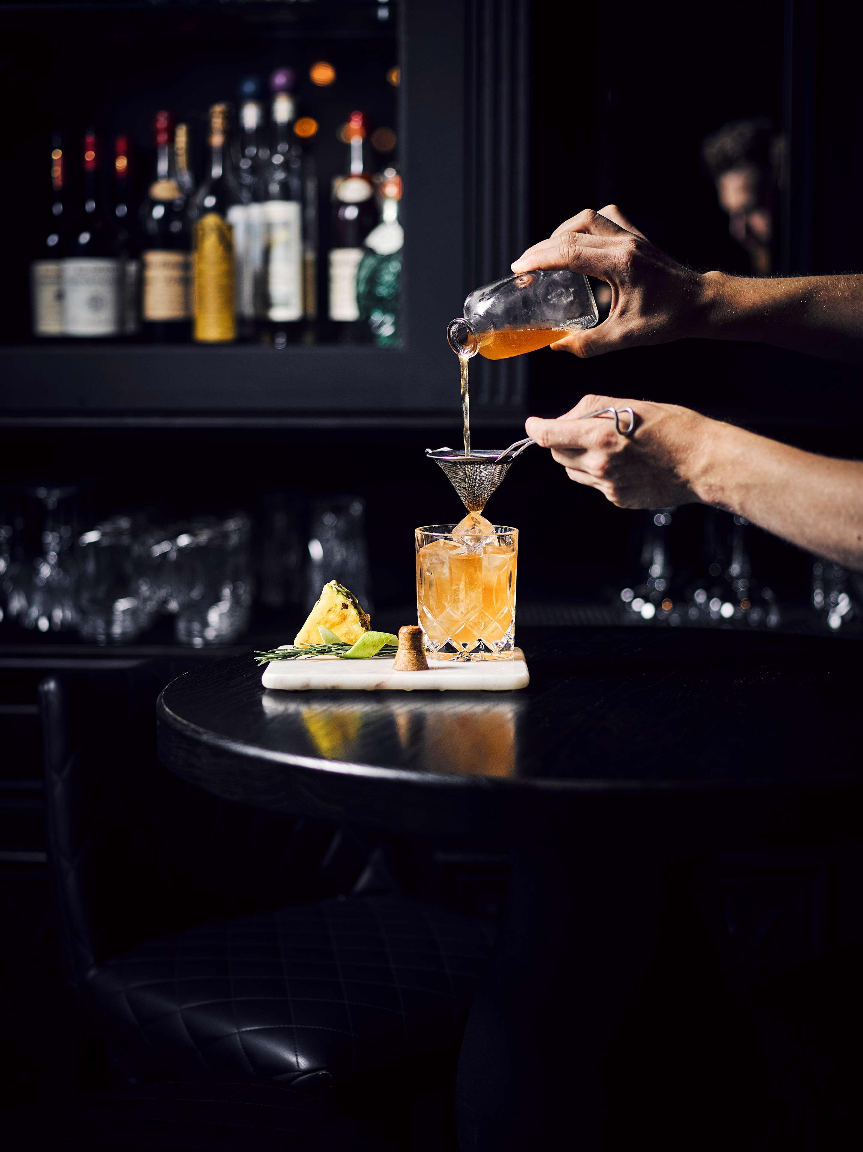 Andaz Amsterdam, Prinsengracht, By Hyatt Eksteriør bilde A bartender preparing a cocktail