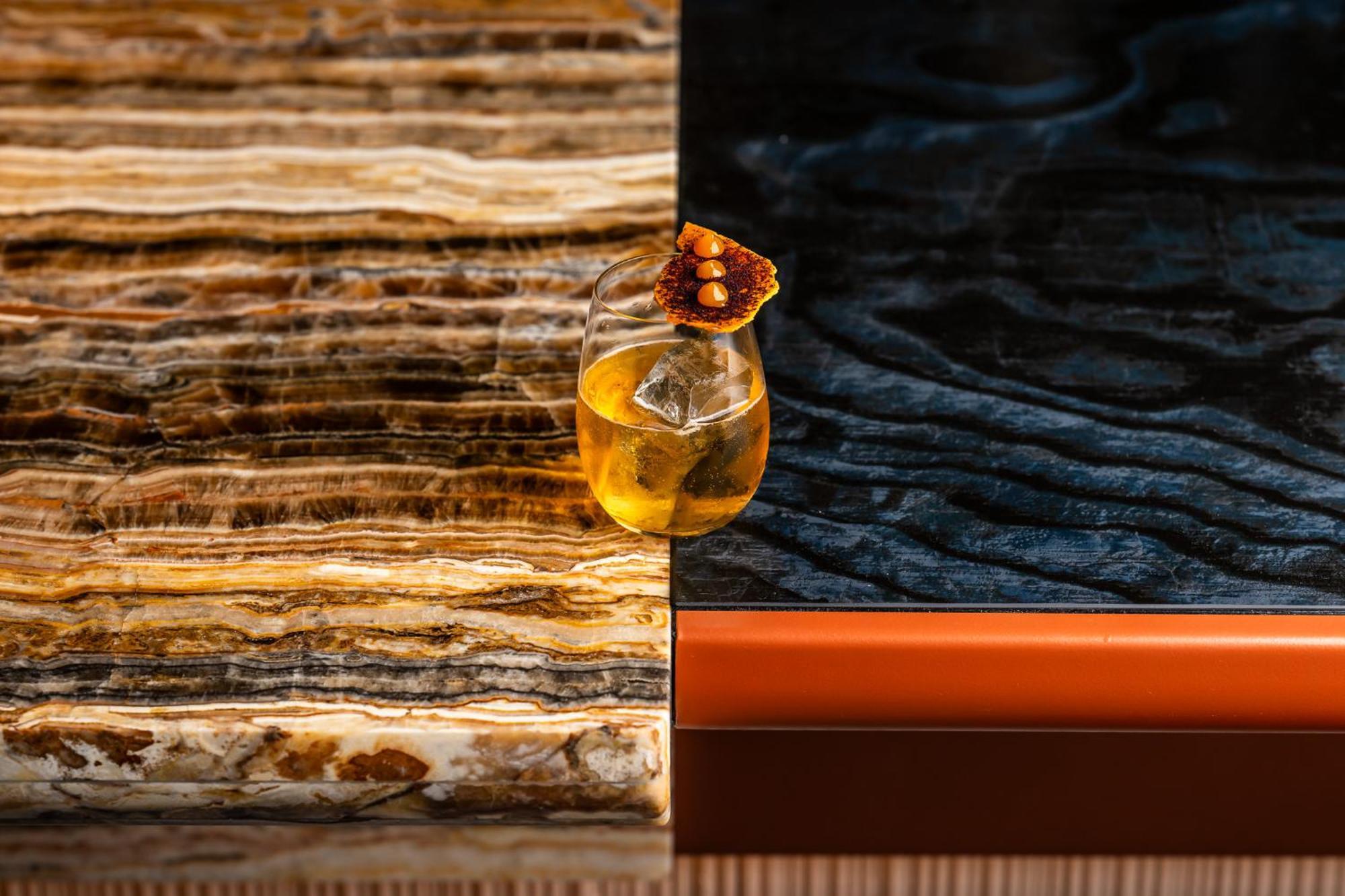 Andaz Amsterdam, Prinsengracht, By Hyatt Eksteriør bilde A glass of Old Fashioned